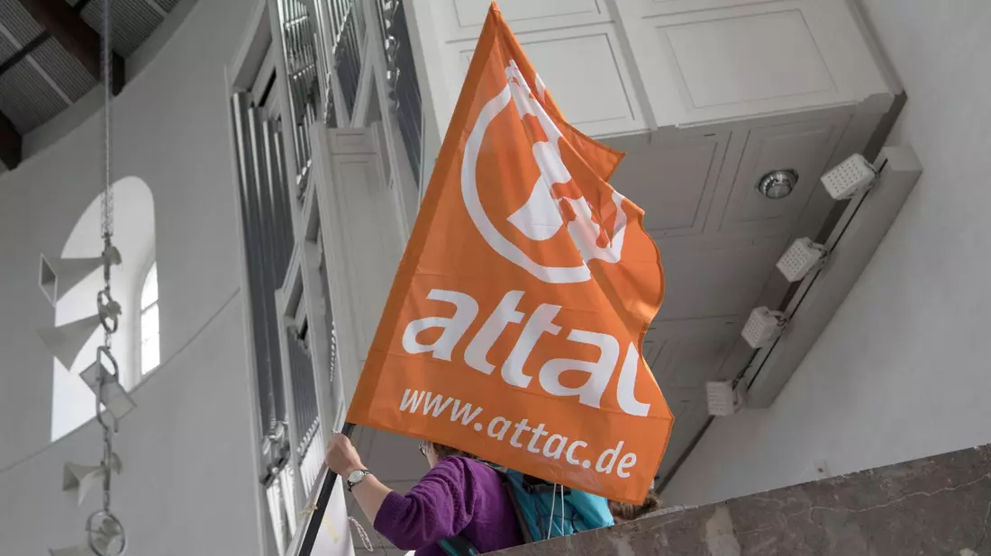 Im Jahr 2014 hatte das Finanzamt Frankfurt/Main dem Attac-Trägerverein die Gemeinnützigkeit aberkannt, weil das Netzwerk zu politisch sei. - Bild: Boris Roessler/dpa