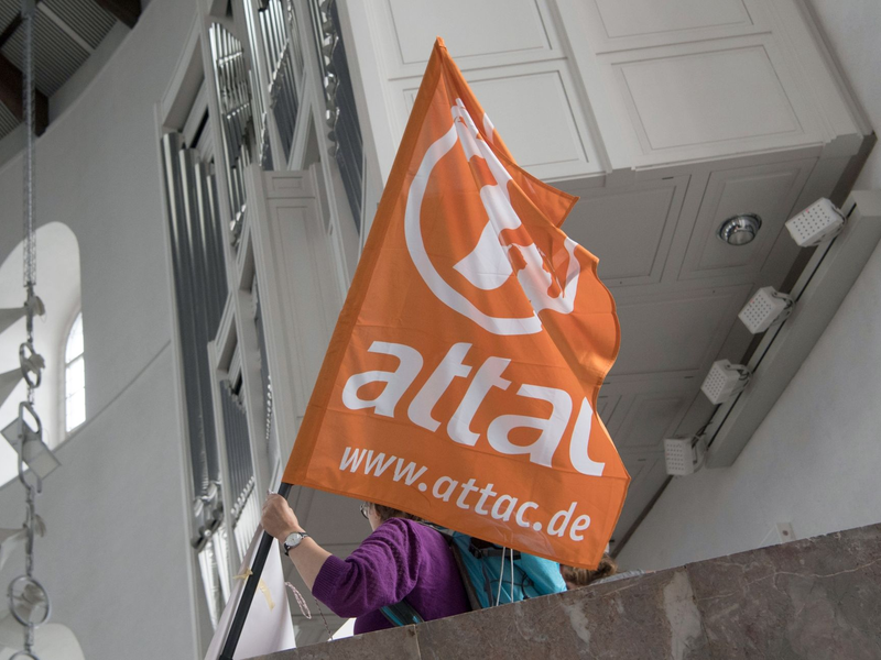 Im Jahr 2014 hatte das Finanzamt Frankfurt/Main dem Attac-Trägerverein die Gemeinnützigkeit aberkannt, weil das Netzwerk zu politisch sei. - Foto: Boris Roessler/dpa