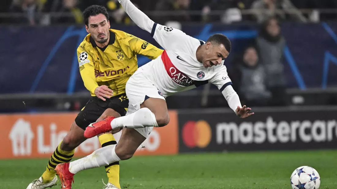 Mats Hummels (l) im Duell mit PSG-Stürmer Kylian Mbappé. - Bild: Bernd Thissen/dpa