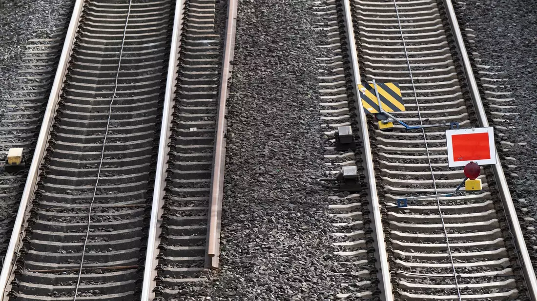Das wichtigste Bauprojekt der Bahn wird dieses Jahr die Generalsanierung der Riedbahn zwischen Frankfurt und Mannheim. Die Strecke wird dazu für fünf Monate voll gesperrt. - Bild: Sebastian Gollnow/dpa