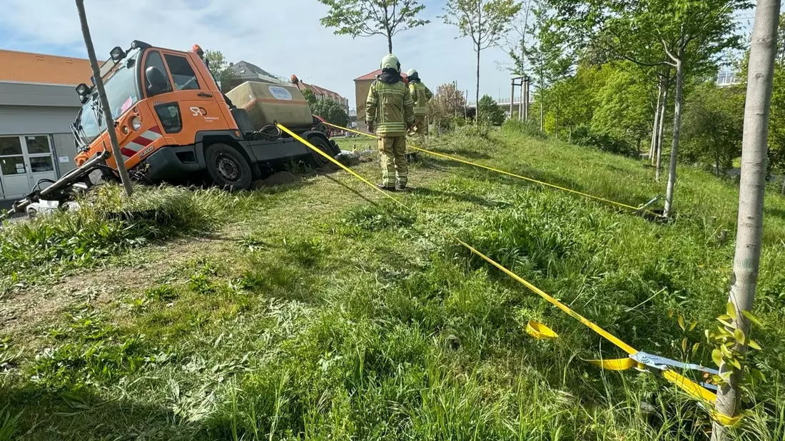 FW Dresden: Gießfahrzeug droht zu kippen - Bild: presseportal.de