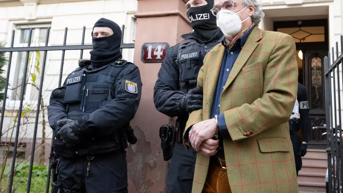 Der Hauptangeklagte Heinrich XIII. Prinz Reuß (M.) zwischen seinen Verteidigern. - Bild: Boris Roessler/dpa