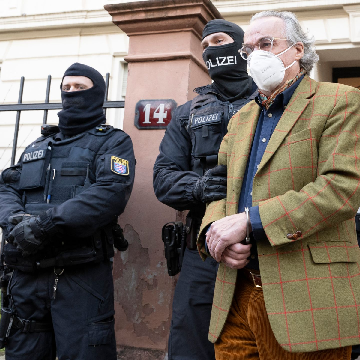 Der Hauptangeklagte Heinrich XIII. Prinz Reuß (M.) zwischen seinen Verteidigern. - Foto: Boris Roessler/dpa