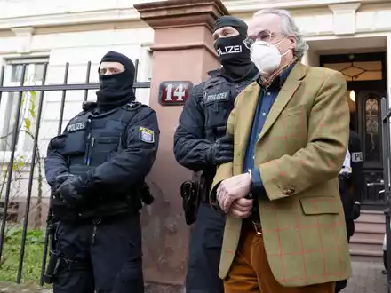 Die Bundesanwaltschaft legt den insgesamt neun Beschuldigten im Prozess gegen die mutmaßliche «Reichsbürger»-Gruppe um Prinz Reuß unter anderem die Mitgliedschaft in einer terroristischen Vereinigung zur Last. - Foto: Boris Roessler/dpa