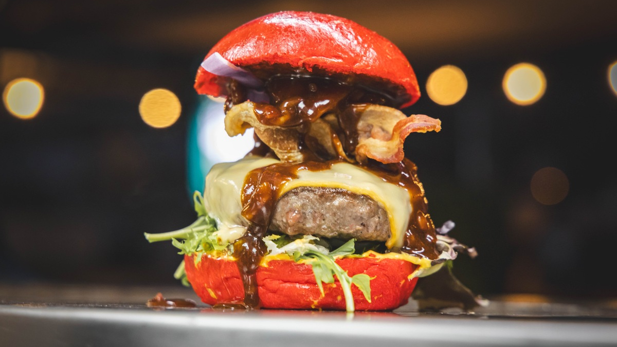 Kulinarisches Feuerwerk in Berlin: Kreutzers eröffnet am 9. Mai in der Hauptstadt das größte Foodtruck-Event Europas - The Champions Burger - Foto: presseportal.de