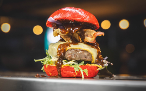 Kulinarisches Feuerwerk in Berlin: Kreutzers eröffnet am 9. Mai in der Hauptstadt das größte Foodtruck-Event Europas - The Champions Burger - Foto: presseportal.de