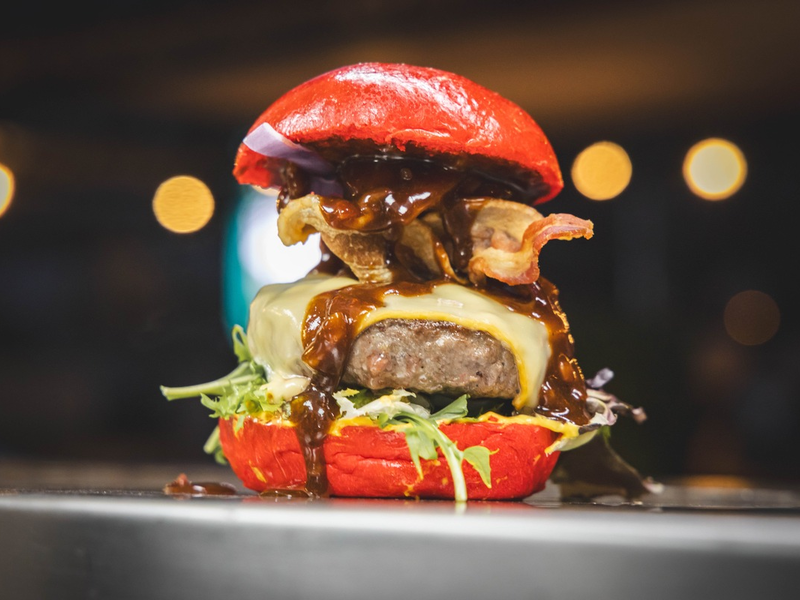 Kulinarisches Feuerwerk in Berlin: Kreutzers eröffnet am 9. Mai in der Hauptstadt das größte Foodtruck-Event Europas - The Champions Burger - Foto: presseportal.de