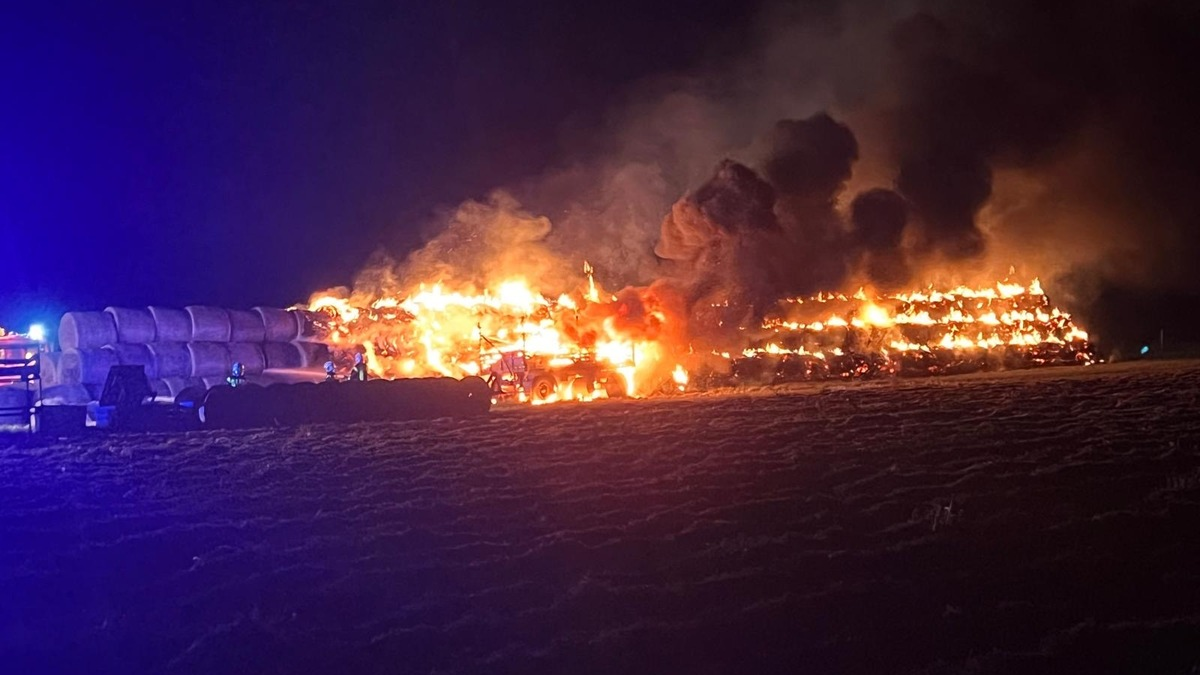 LPI-EF: Strohballen in Brand - Foto: presseportal.de