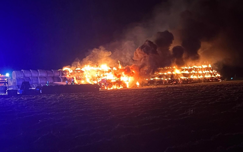 LPI-EF: Strohballen in Brand - Foto: presseportal.de