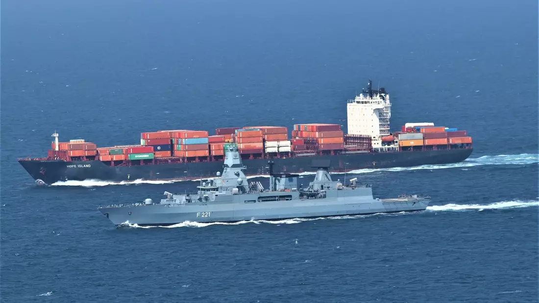 EUNAVFOR Aspides: Verleihung der Gefechtsmedaille an die Besatzung der Fregatte Hessen - Bild: presseportal.de