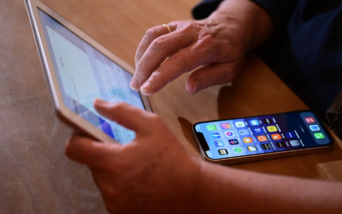 Ähnlich wie beim iPhone muss Apple in der EU beim iPad die Installation von Anwendungen über alternative App-Stores ermöglichen. - Foto: Bernd Weißbrod/dpa Ähnlich wie beim iPhone muss Apple in der EU beim iPad die Installation von Anwendungen über alternative App-Stores ermöglichen. - Foto: Bernd Weißbrod/dpa