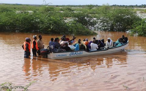 Kenia wird seit Mitte März von heftigen Regenfällen heimgesucht. - Foto: Andre Kasuku/AP/dpa