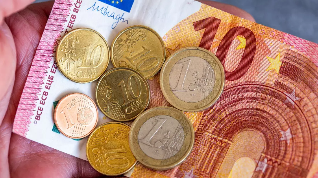 Linken-Chef Schirdewan fordert, den Mindestlohn von derzeit 12,41 Euro auf 15 Euro zu erhöhen. - Bild: Jan Woitas/dpa