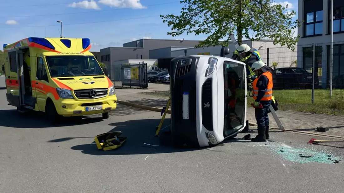 FW-EN: Verkehrsunfall mit zwei Verletzten & Gasgeruch im Wohngebäude - Zwei nahezu zeitgleiche Einsätze für die Hattinger Feuerwehr - Bild: presseportal.de