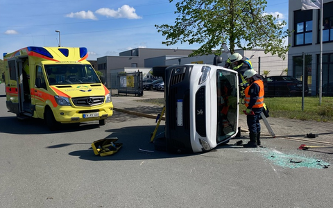 FW-EN: Verkehrsunfall mit zwei Verletzten & Gasgeruch im Wohngebäude - Zwei nahezu zeitgleiche Einsätze für die Hattinger Feuerwehr - Foto: presseportal.de