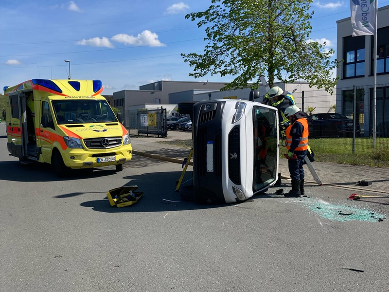 FW-EN: Verkehrsunfall mit zwei Verletzten & Gasgeruch im Wohngebäude - Zwei nahezu zeitgleiche Einsätze für die Hattinger Feuerwehr - Foto: presseportal.de