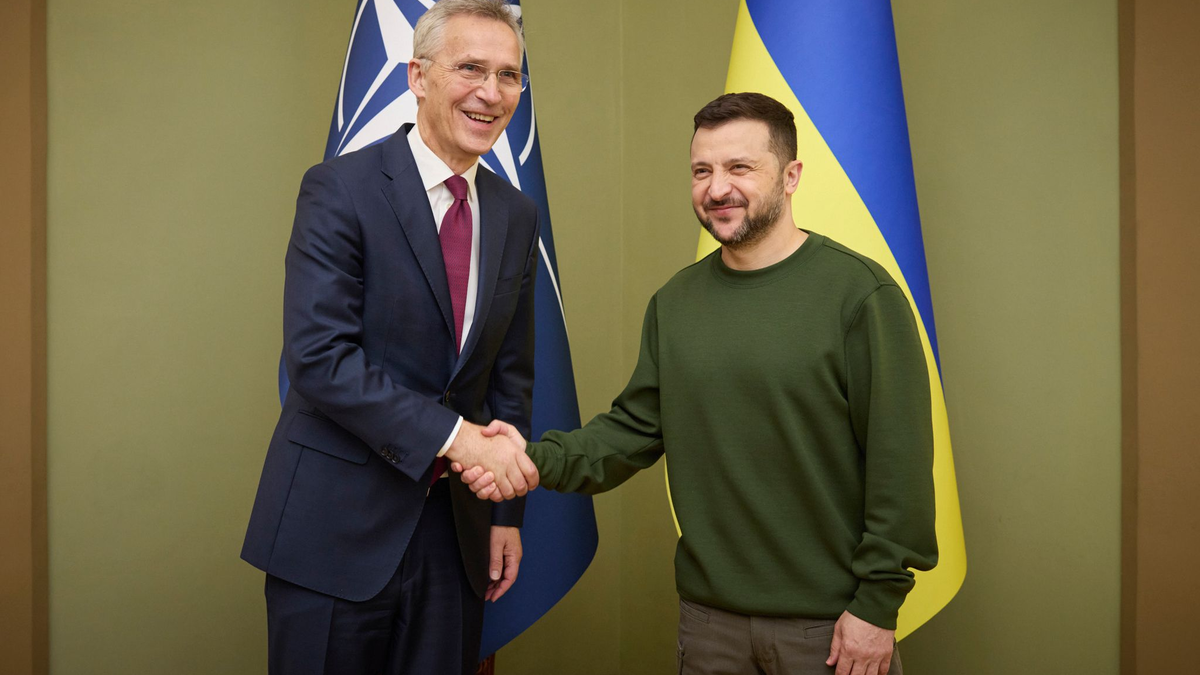 Wolodymyr Selenskyj (r.) begrüßt Jens Stoltenberg in Kiew. - Foto: ---/Ukrainian Presidential Press Office/AP/dpa