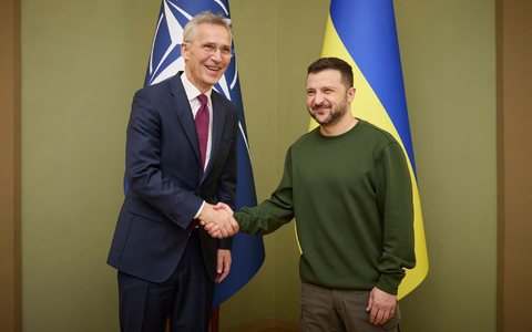 Wolodymyr Selenskyj (r.) begrüßt Jens Stoltenberg in Kiew. - Foto: ---/Ukrainian Presidential Press Office/AP/dpa