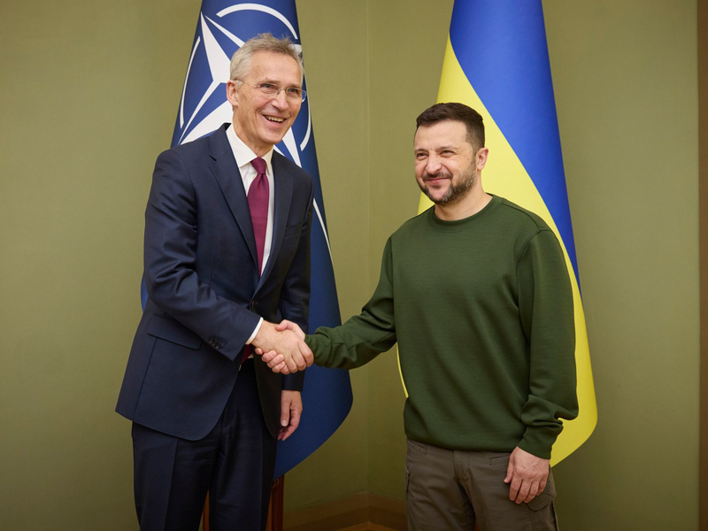 Wolodymyr Selenskyj (r.) begrüßt Jens Stoltenberg in Kiew. - Foto: ---/Ukrainian Presidential Press Office/AP/dpa