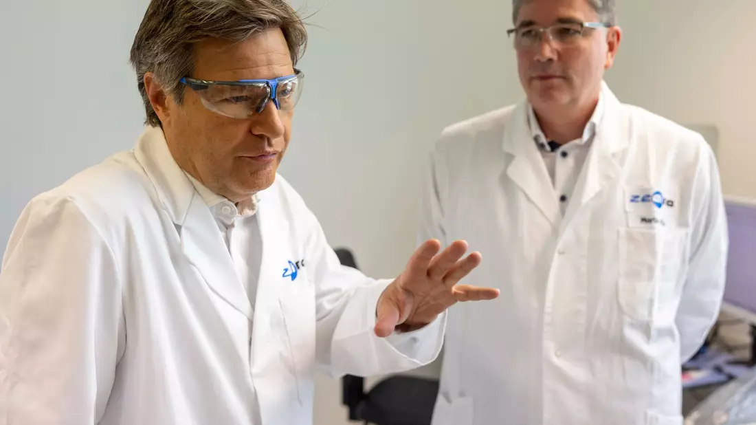 Bundeswirtschaftsminister Robert Habeck besichtigt in Darmstadt das Biotechnologie-Unternehmen Zedira, rechts dessen Gründer Martin Hils. - Bild: Helmut Fricke/dpa