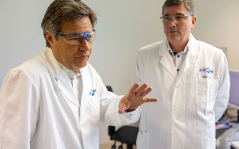 Bundeswirtschaftsminister Robert Habeck besichtigt in Darmstadt das Biotechnologie-Unternehmen Zedira, rechts dessen Gründer Martin Hils. - Foto: Helmut Fricke/dpa