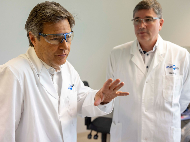 Bundeswirtschaftsminister Robert Habeck besichtigt in Darmstadt das Biotechnologie-Unternehmen Zedira, rechts dessen Gründer Martin Hils. - Foto: Helmut Fricke/dpa