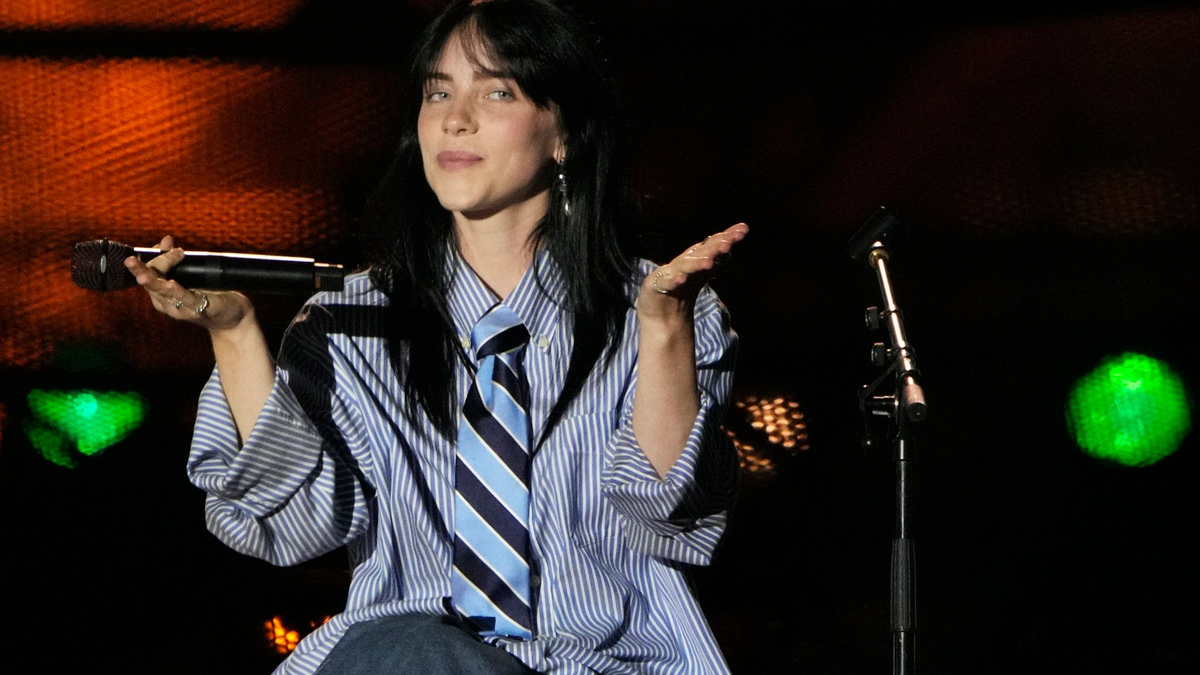 Der US-Popstar Billie Eilish kündigt ihre «Hit Me Hard and Soft»-Tour für das Jahr 2025 an. - Foto: Lewis Joly/AP/dpa