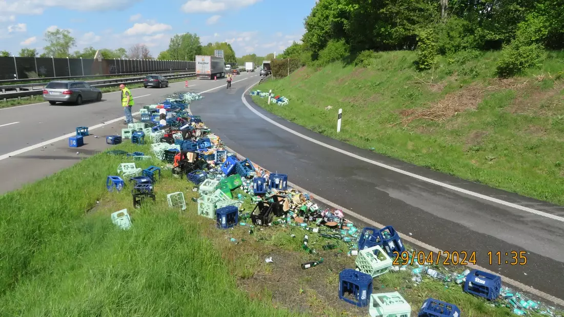 POL-OL: ++ Sattelzug verliert Getränkekisten auf der A 28 ++ Anschlussstelle Westerstede zeitweise gesperrt ++ - Bild: presseportal.de