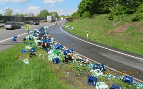 POL-OL: ++ Sattelzug verliert GetrÀnkekisten auf der A 28 ++ Anschlussstelle Westerstede zeitweise gesperrt ++ - Foto: presseportal.de POL-OL: ++ Sattelzug verliert GetrÀnkekisten auf der A 28 ++ Anschlussstelle Westerstede zeitweise gesperrt ++ - Foto: presseportal.de