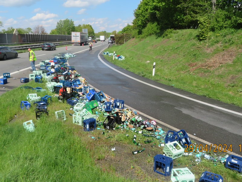 POL-OL: ++ Sattelzug verliert Getränkekisten auf der A 28 ++ Anschlussstelle Westerstede zeitweise gesperrt ++ - Foto: presseportal.de