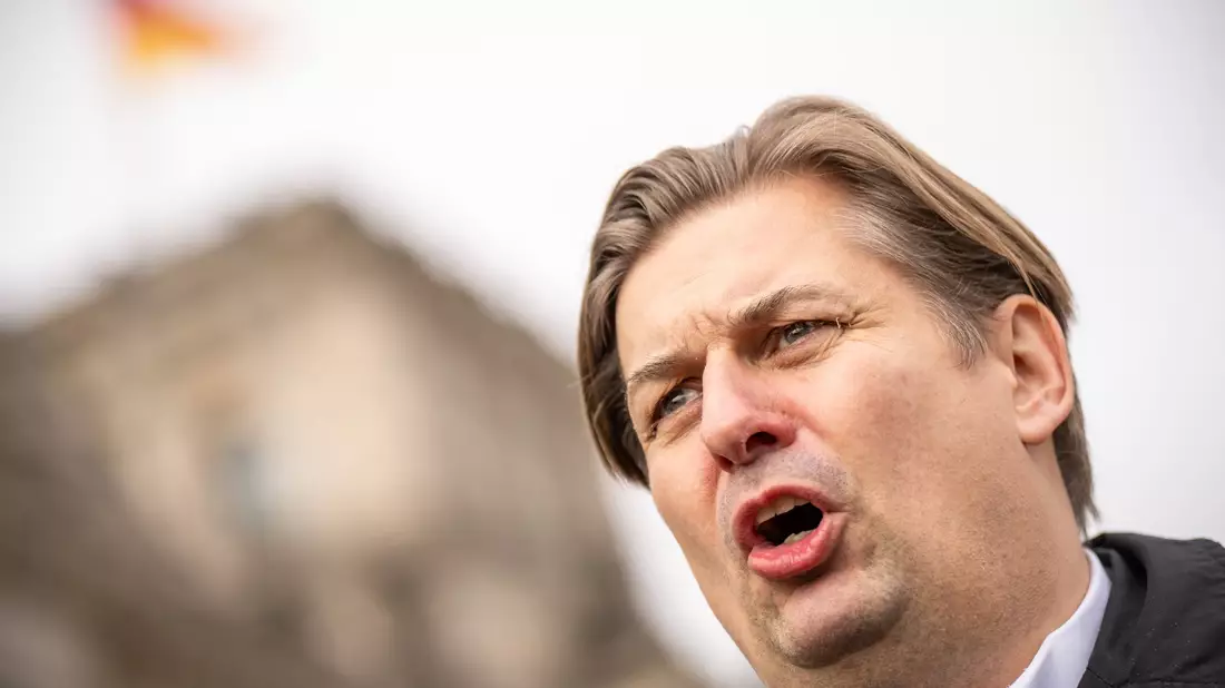 Der Europaabgeordnete steht wegen möglicher Russland- und China-Verbindungen auch selbst im Fokus. - Bild: Michael Kappeler/dpa