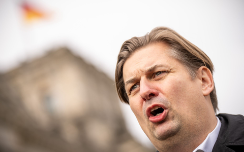 Der Europaabgeordnete steht wegen möglicher Russland- und China-Verbindungen auch selbst im Fokus. - Foto: Michael Kappeler/dpa