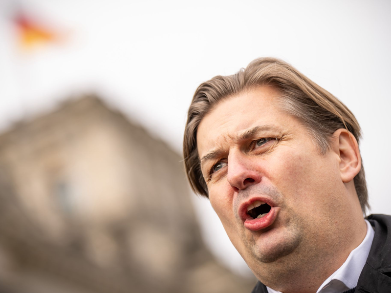 Der Europaabgeordnete steht wegen möglicher Russland- und China-Verbindungen auch selbst im Fokus. - Foto: Michael Kappeler/dpa