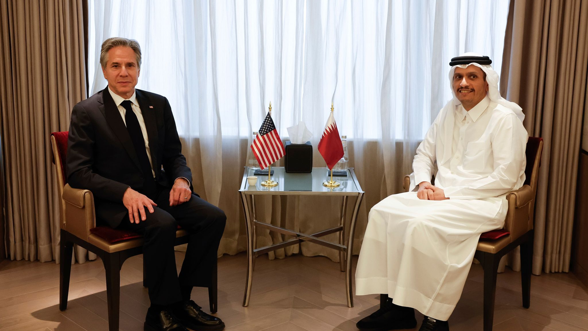 US-Außenminister Antony Blinken (l.) trifft sich mit Katars Premierminister und Außenminister Mohammed bin Abdulrahman bin Jassim Al Thani in Riad. - Foto: Evelyn Hockstein/Pool Reuters/AP/dpa