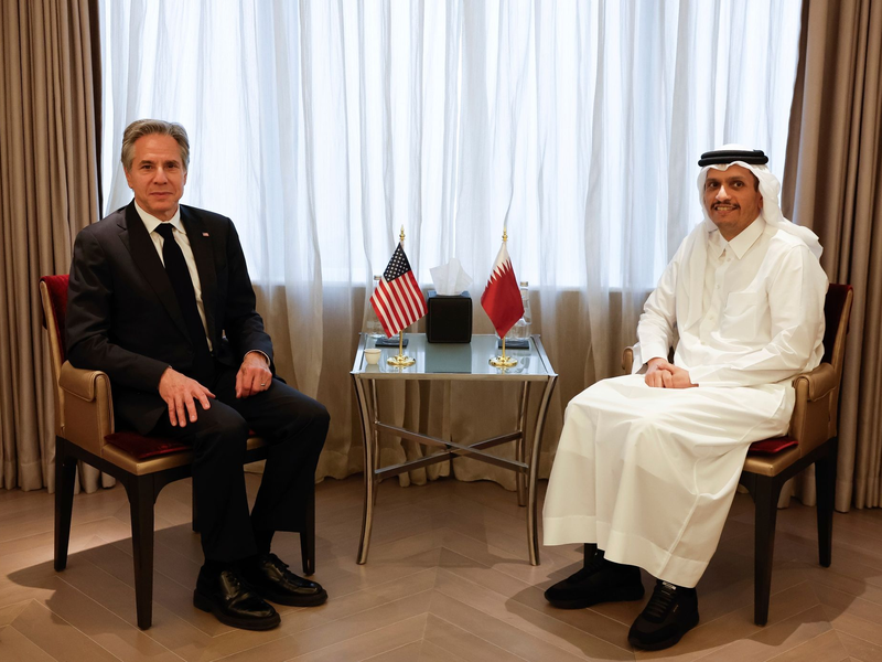US-Außenminister Antony Blinken (l.) trifft sich mit Katars Premierminister und Außenminister Mohammed bin Abdulrahman bin Jassim Al Thani in Riad. - Foto: Evelyn Hockstein/Pool Reuters/AP/dpa