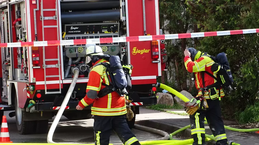 KFV-CW: Dachstuhlbrand in Althengstett-Ottenbronn Photovoltaikanlage ist Herausforderung für Feuerwehr - Bild: presseportal.de