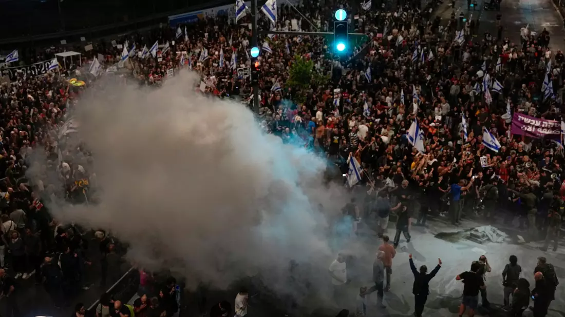 Angehörige und Unterstützer der israelischen Geiseln, die im Gazastreifen von den palästinensischen Hamas festgehalten werden, fordern bei einer Demonstration ihre Freilassung. - Bild: Ohad Zwigenberg/AP/dpa