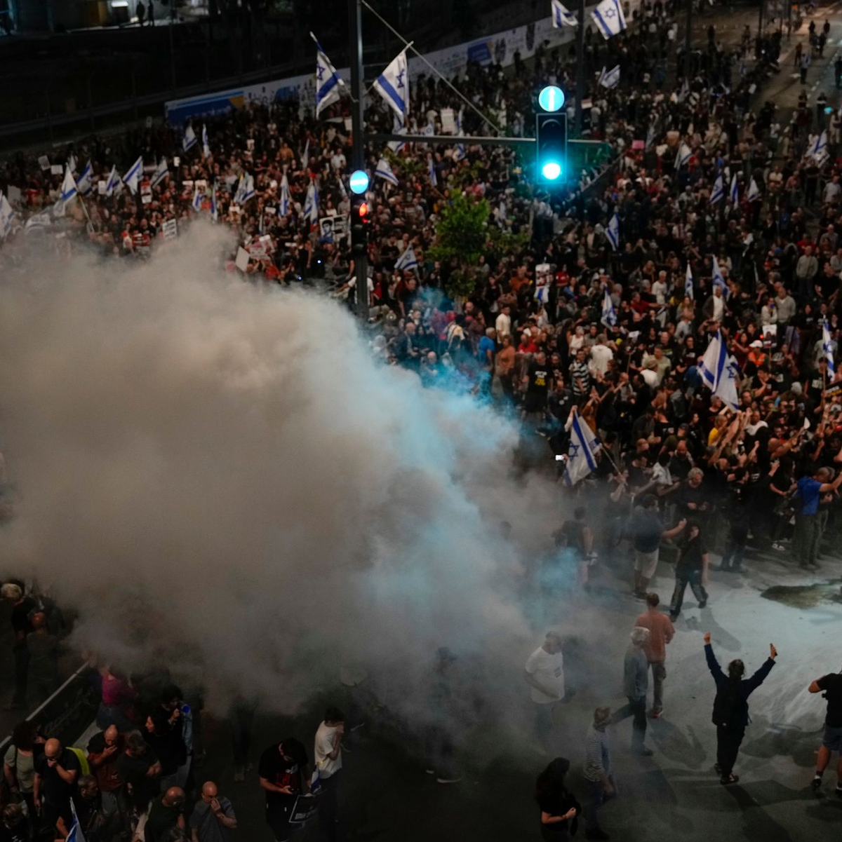 Angehörige und Unterstützer der israelischen Geiseln, die im Gazastreifen von den palästinensischen Hamas festgehalten werden, fordern bei einer Demonstration ihre Freilassung. - Foto: Ohad Zwigenberg/AP/dpa