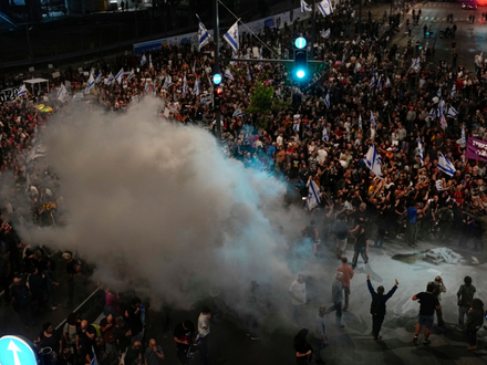Angehörige und Unterstützer der israelischen Geiseln, die im Gazastreifen von den palästinensischen Hamas festgehalten werden, fordern bei einer Demonstration ihre Freilassung. - Foto: Ohad Zwigenberg/AP/dpa