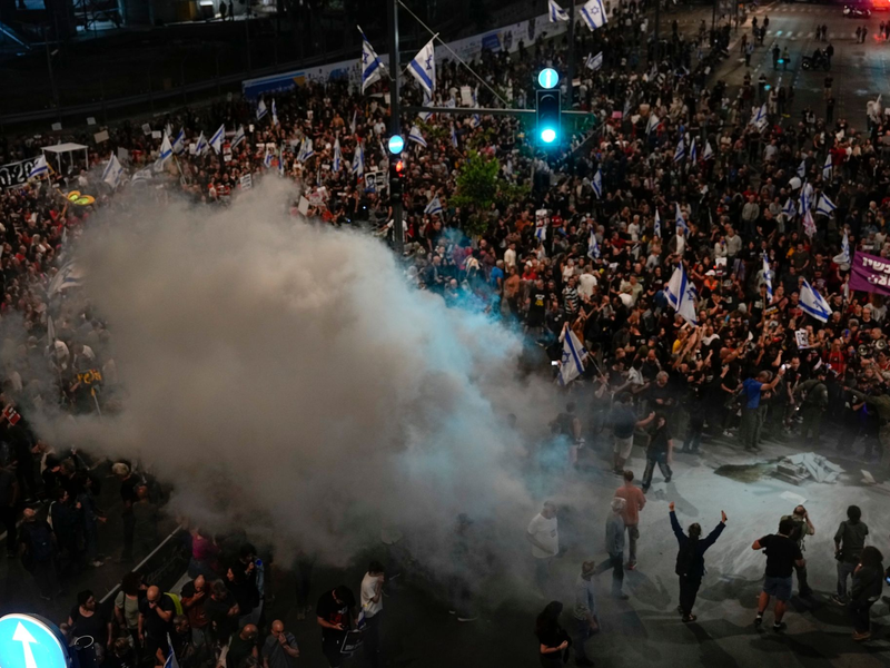 Angehörige und Unterstützer der israelischen Geiseln, die im Gazastreifen von den palästinensischen Hamas festgehalten werden, fordern bei einer Demonstration ihre Freilassung. - Foto: Ohad Zwigenberg/AP/dpa