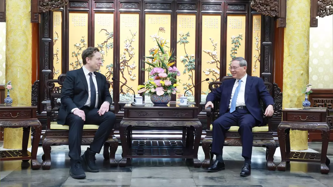 Der chinesische Premierminister Li Qiang trifft sich in Peking mit Elon Musk (l.). - Bild: Wang Ye/XinHua/dpa