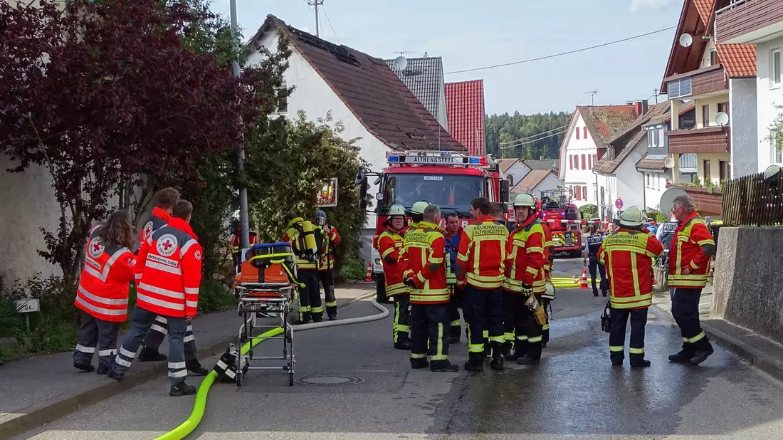 KFV-CW: Dachstuhlbrand in Althengstett-Ottenbronn Photovoltaikanlage ist Herausforderung für Feuerwehr - Bild: presseportal.de