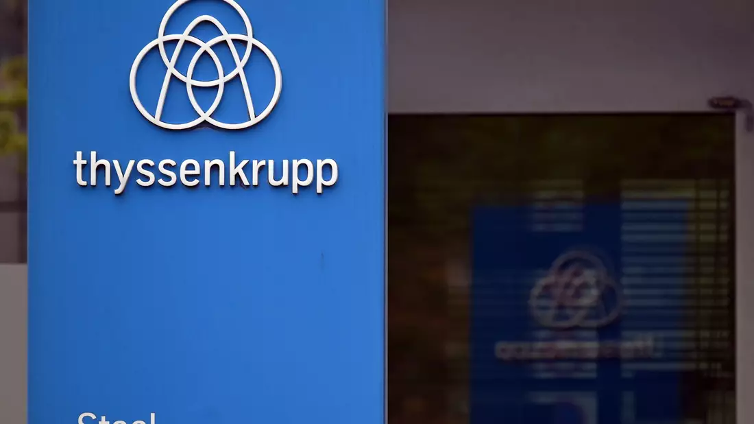 Bei einer Protestkundgebung wollen tausende Beschäftigte der Thyssenkrupp-Stahlsparte ihren Unmut über den Konzernvorstand zum Ausdruck bringen. - Bild: Federico Gambarini/dpa