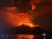 Der 725 Meter hohe Feuerberg Ruang im Sangihe-Archipel nördlich der Insel Sulawesi schleuderte eine 2000 Meter hohe Säule aus Asche, Rauch und Gestein in den Himmel, wie die nationale Agentur für Geologie berichtete. - Foto: Uncredited/BPBD Sitaro/AP/dpa