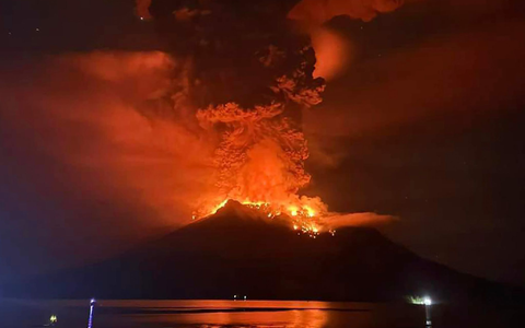 Der 725 Meter hohe Feuerberg Ruang im Sangihe-Archipel nördlich der Insel Sulawesi schleuderte eine 2000 Meter hohe Säule aus Asche, Rauch und Gestein in den Himmel, wie die nationale Agentur für Geologie berichtete. - Foto: Uncredited/BPBD Sitaro/AP/dpa