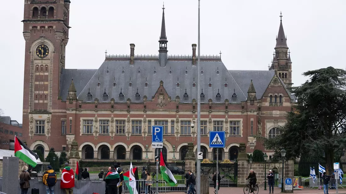 Pro-palästinensische (l) und pro-israelische Demonstranten (r) protestieren vor dem Obersten Gerichtshof der Vereinten Nationen in Den Haag (Archivbild). - Bild: Peter Dejong/AP/dpa