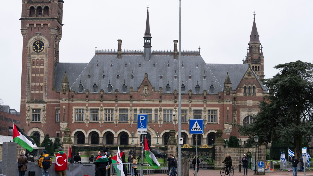 Pro-palästinensische (l) und pro-israelische Demonstranten (r) protestieren vor dem Obersten Gerichtshof der Vereinten Nationen in Den Haag (Archivbild). - Foto: Peter Dejong/AP/dpa