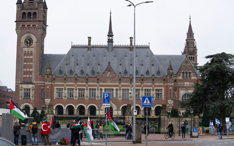 Pro-palästinensische (l) und pro-israelische Demonstranten (r) protestieren vor dem Obersten Gerichtshof der Vereinten Nationen in Den Haag (Archivbild). - Foto: Peter Dejong/AP/dpa
