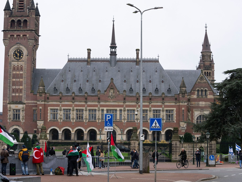 Pro-palästinensische (l) und pro-israelische Demonstranten (r) protestieren vor dem Obersten Gerichtshof der Vereinten Nationen in Den Haag (Archivbild). - Foto: Peter Dejong/AP/dpa
