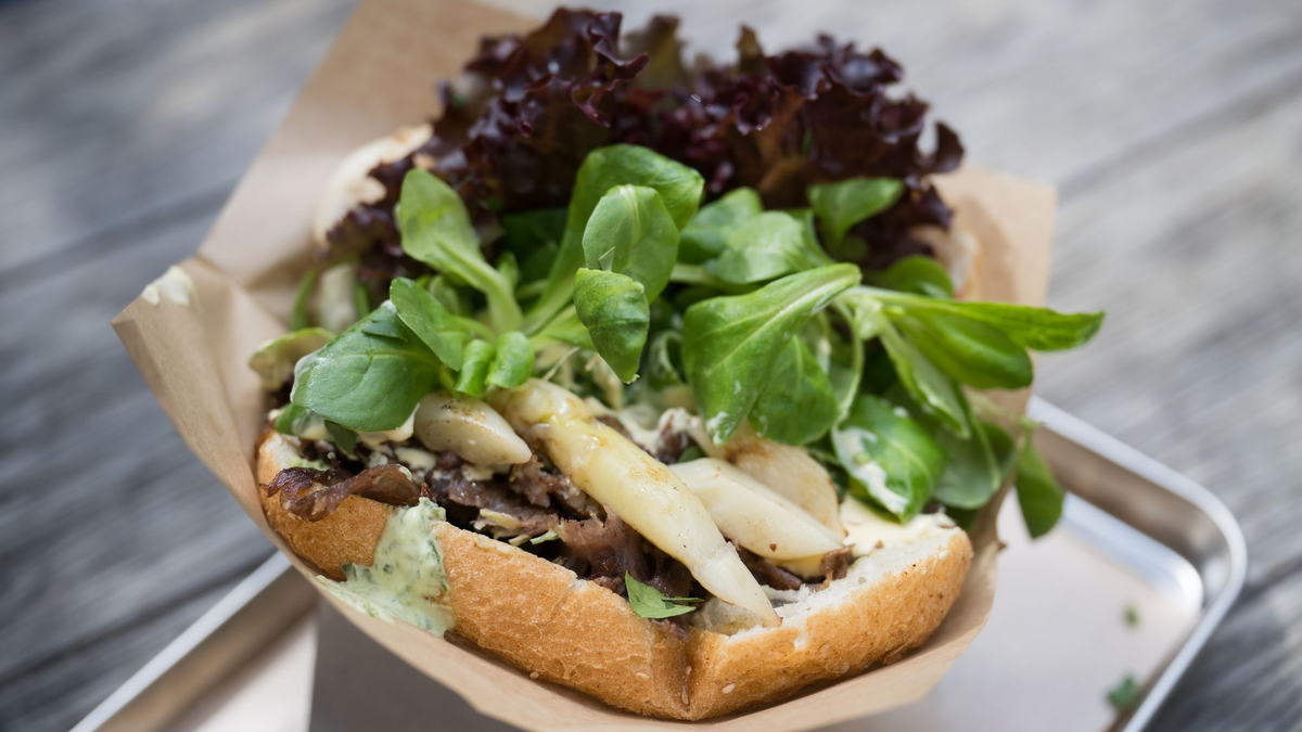 Das Berliner Restaurant «Kebap with attitude» hat zur Spargelsaison nun auch den «Döner Beelitzer Art» im Angebot. - Foto: Sebastian Christoph Gollnow/dpa